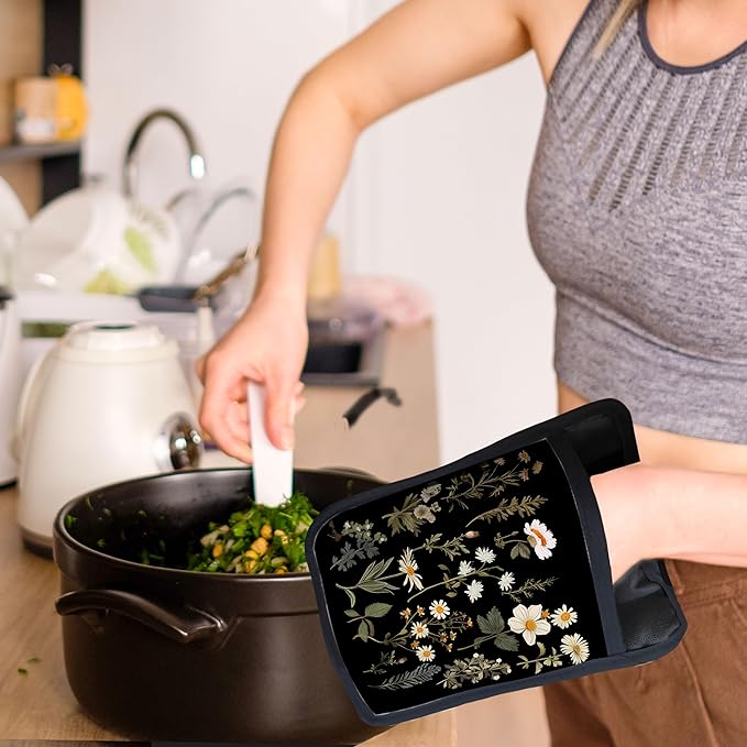 Dark Floral Botanical Pot Holders with Pockets, Cottage Core Kitchen Decor, Rustic Daisy Flower Plant Oven Pot Holders Heat Resistant Oven Mitts Hot Pads for Kitchen Baking Cooking