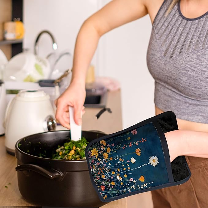 Moody Blue Wildflower Pot Holders with Pockets, Dark Cottagecore Floral Botanical Oven Pot Holders Heat Resistant Oven Mitts Hot Pads for Kitchen Baking Cooking