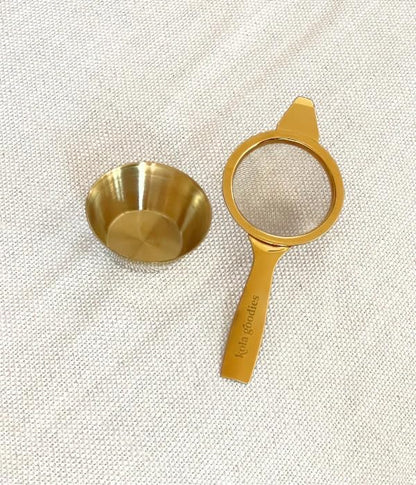 Kola Goodies Gold Tea Strainer – Elegant Stainless Steel Tea Infuser with Drip Tray – Compact Loose Leaf Tea Filter – Holiday Gift for Tea Lovers – Stylish & Easy to Use – Hands-Free Brewing