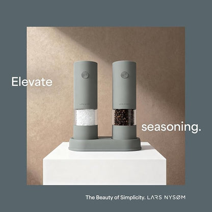 LARS NYSØM Electric Salt and Pepper Grinder Set I Automatic Salt and Pepper Mills with Adjustable Ceramic Grinder I AAA-Battery Operated Electric Spice Mill Set (Cream Beige)
