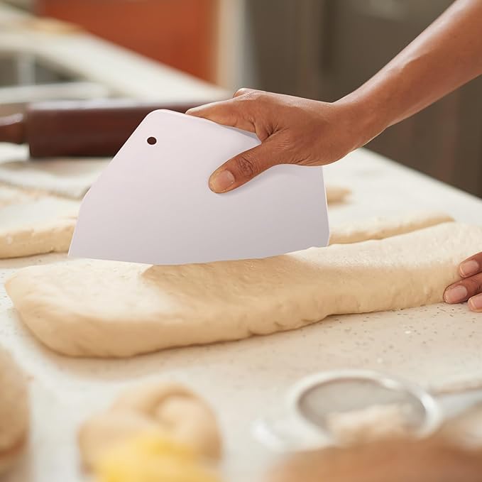 TEHAUX 2pcs Plastic Dough Scraper & Cake Decorating Tool - Bowl Scraper for Baking, Frosting Smoother Tool for Decorating Cakes Kitchen Use