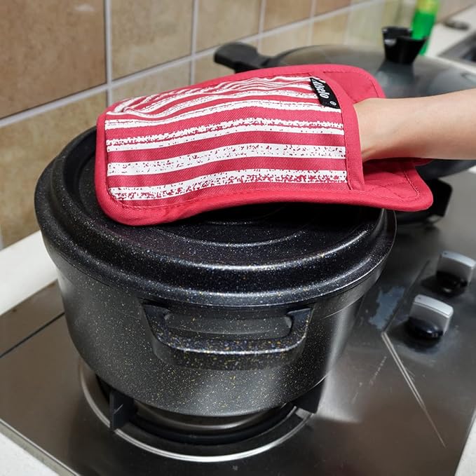 Alselo Silicone Pot Holders Set of 3 Heat Resistant & Non Slip Potholders, Professional Oven Hot Pads with Pockets Mitts for Kitchen Cooking Baking Barbecue (3, Red) - Image 4
