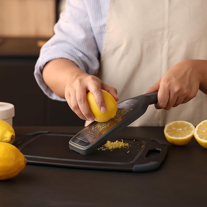 Zyliss Coarse Grater – Handheld Cheese & Vegetable Grater with Stainless Steel Blade & Wheat Straw Handle – Ideal for Hard Cheese, Carrots, Apples & More – Includes Protective Cover Doubles as Scraper