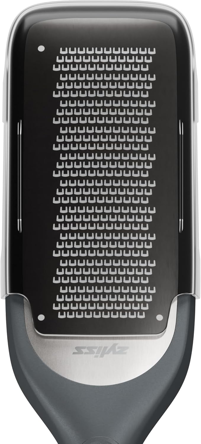 Zyliss Coarse Grater – Handheld Cheese & Vegetable Grater with Stainless Steel Blade & Wheat Straw Handle – Ideal for Hard Cheese, Carrots, Apples & More – Includes Protective Cover Doubles as Scraper