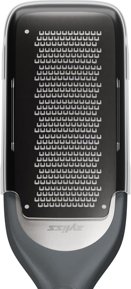 Zyliss Coarse Grater – Handheld Cheese & Vegetable Grater with Stainless Steel Blade & Wheat Straw Handle – Ideal for Hard Cheese, Carrots, Apples & More – Includes Protective Cover Doubles as Scraper