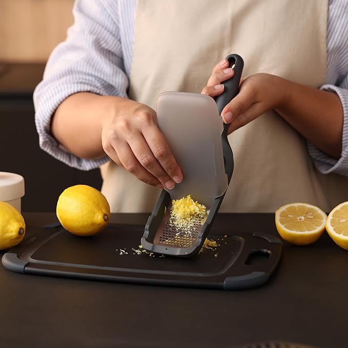Zyliss Coarse Grater – Handheld Cheese & Vegetable Grater with Stainless Steel Blade & Wheat Straw Handle – Ideal for Hard Cheese, Carrots, Apples & More – Includes Protective Cover Doubles as Scraper