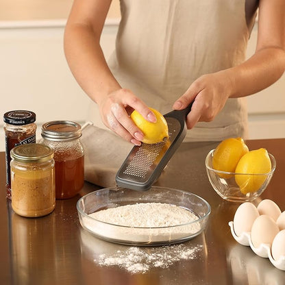 Zyliss Coarse Grater – Handheld Cheese & Vegetable Grater with Stainless Steel Blade & Wheat Straw Handle – Ideal for Hard Cheese, Carrots, Apples & More – Includes Protective Cover Doubles as Scraper