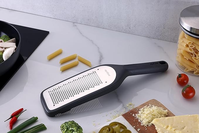 Zyliss Coarse Grater – Handheld Cheese & Vegetable Grater with Stainless Steel Blade & Wheat Straw Handle – Ideal for Hard Cheese, Carrots, Apples & More – Includes Protective Cover Doubles as Scraper