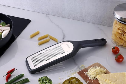 Zyliss Coarse Grater – Handheld Cheese & Vegetable Grater with Stainless Steel Blade & Wheat Straw Handle – Ideal for Hard Cheese, Carrots, Apples & More – Includes Protective Cover Doubles as Scraper