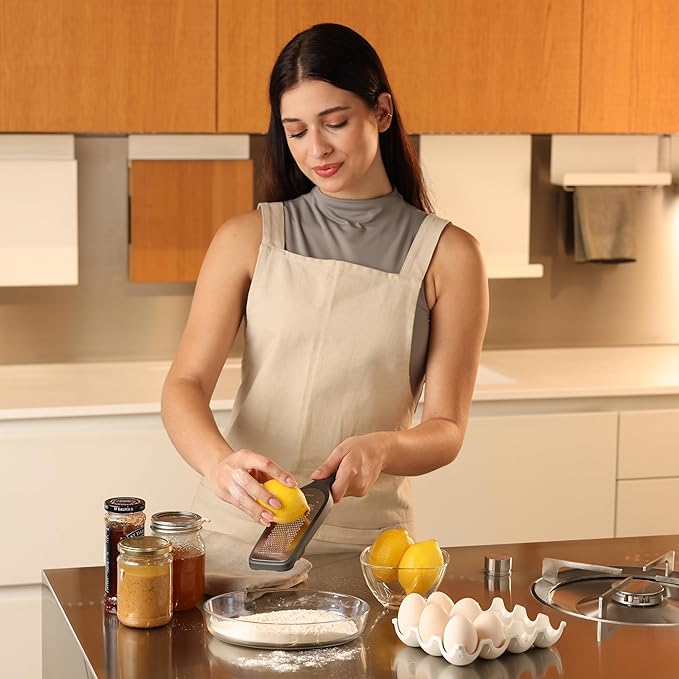 Zyliss Coarse Grater – Handheld Cheese & Vegetable Grater with Stainless Steel Blade & Wheat Straw Handle – Ideal for Hard Cheese, Carrots, Apples & More – Includes Protective Cover Doubles as Scraper