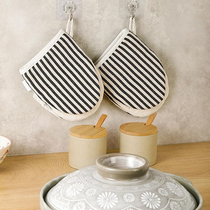 1 Pair Mini Oven Mitts,High Heat Resistant Oven Gloves,Kitchen Short Oven Mit with Hanging Loop for BBQ, Baking, Cooking and Grilling, (Balck) - Image 4